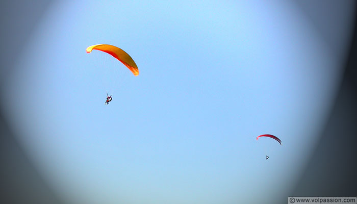 parapente biplace dans le ciel de Broye