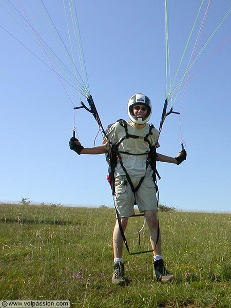 Manu sous son parapente au Mont Péjus