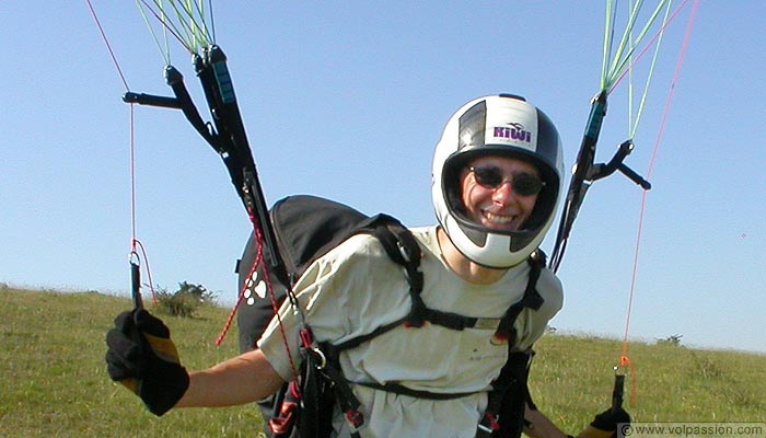 manu sous son parapente au mont péjus