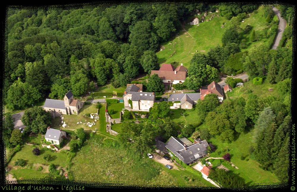 eglise-medievale-d-uchon-ruines-du-chateau-de-la-tremouille