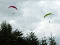 parapentes dans le ciel de  bourgogne